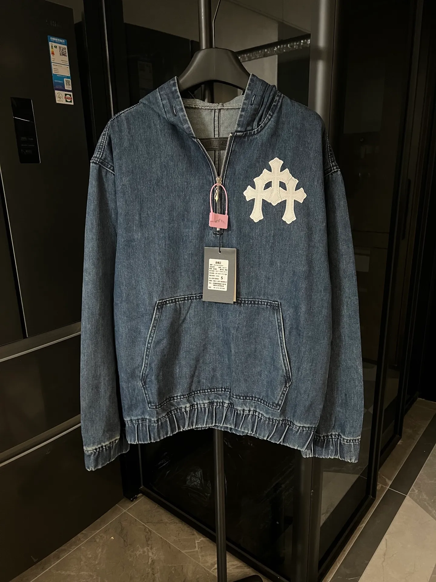 P250 [Next day] Chrome Hearts/Chrome Hearts 25FW Chest patch + double embroidery Sanskrit print design CH half zipper denim sweatshirt (blue) The new half zipper denim sweatshirt is not bad. It is quite casual, with a loose fit, simple blue and white color scheme, full of details, leather logo, Sanskrit print, classic denim fabric, no matter the body shape, anyone can control it, celebrity private wear, same style for men and women, look for the correct version. All I can say is that it’s absolutely absolutely stunning🔥 Size: S M L Detailed size can be found in picture 9